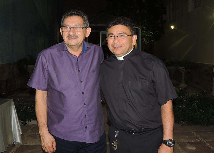 Prefeito Alvimar Martins e Pároco Padre Paulo Sergio (Crédito: Edinardo Pinto )