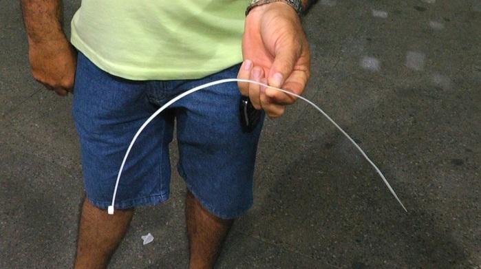 Algemas de plástico utilizadas para amarrar as vítimas.  (Crédito: Kairo Amaral)