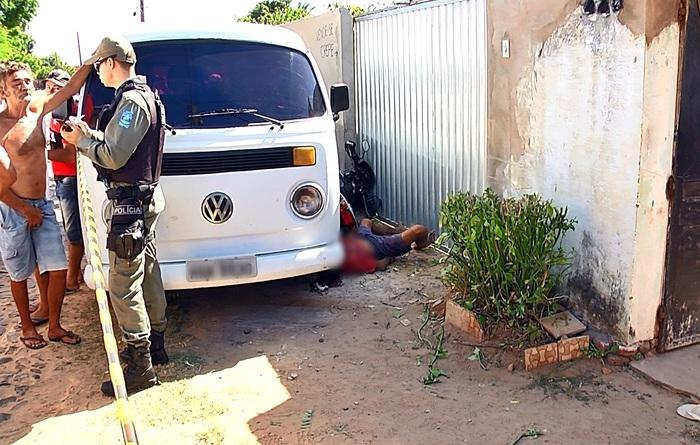 Motociclista caído entre o veículo e o muro.  (Crédito: Kairo Amaral)