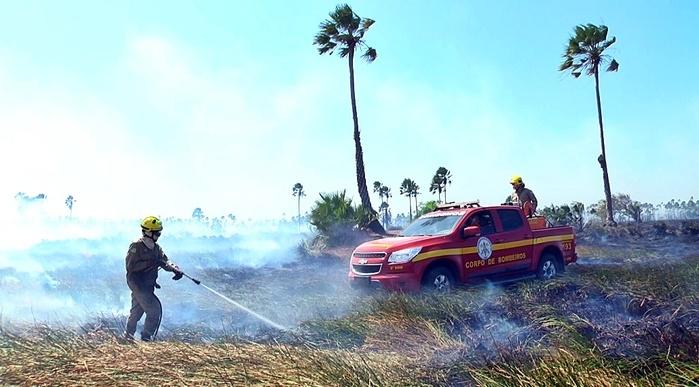 Os focos do incêndio eram de difícil acesso.  (Crédito: Kairo Amaral)