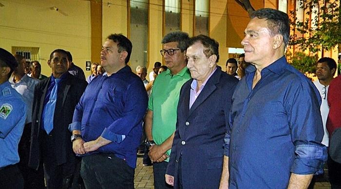 Álvaro Dias e comitiva na praça da Graça. (Crédito: Kairo Amaral)