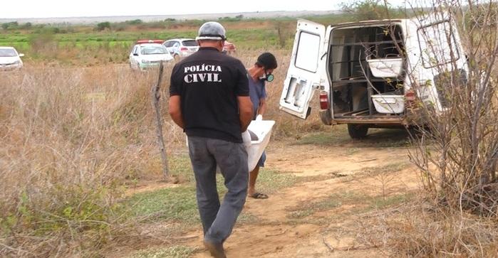 O corpo foi removido pelo IML.  (Crédito: Kairo Amaral)