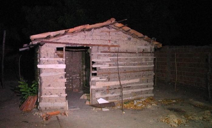 Casebre de apenas um cômodo onde o vigia morava. (Crédito: Kairo Amaral)