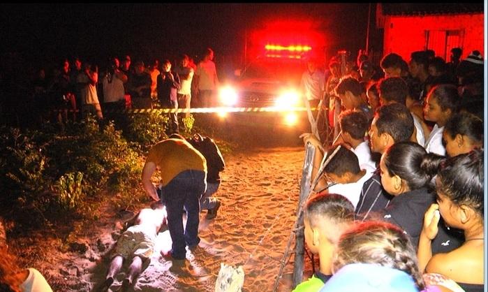 Dezenas de pessoas acompanhavam o trabalho da perícia. (Crédito: Kairo Amaral)