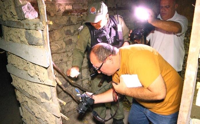 Perito criminal Chanxerlley Brandão registrando os vestígios. (Crédito: Kairo Amaral)