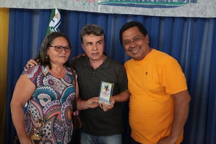 Professora Helena Araújo da Escola Basílio de Abreu, da Baixa Grande, com prefeito João Luiz e este bloqueiro (Miro Silva) (Crédito: Mikeias)