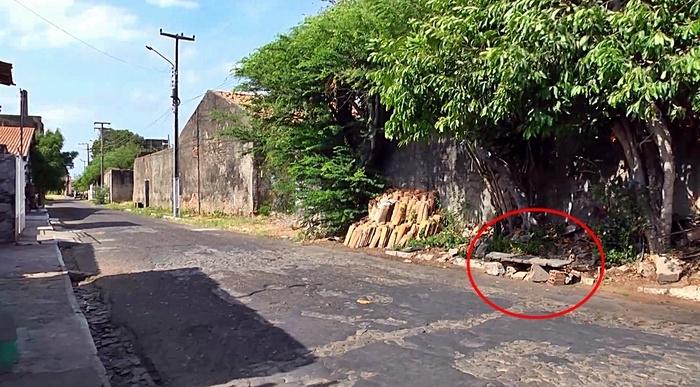 Banco onde a vítima estava sentada com uma criança de colo.  (Crédito: Kairo Amaral)