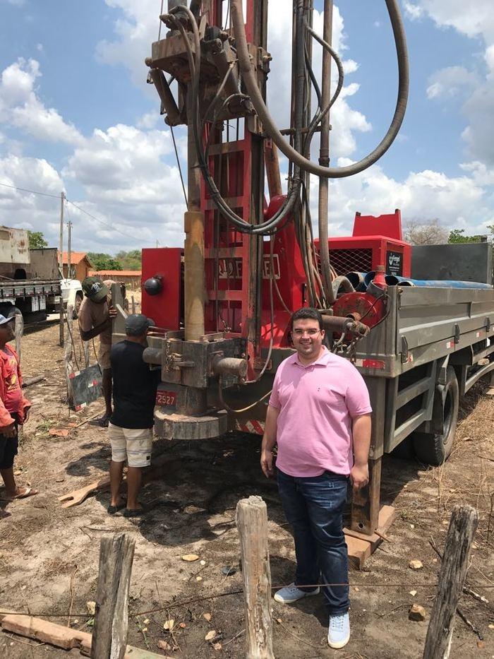 Prefeito Reginaldo Júnior acompanhou a perfuração do poço 
