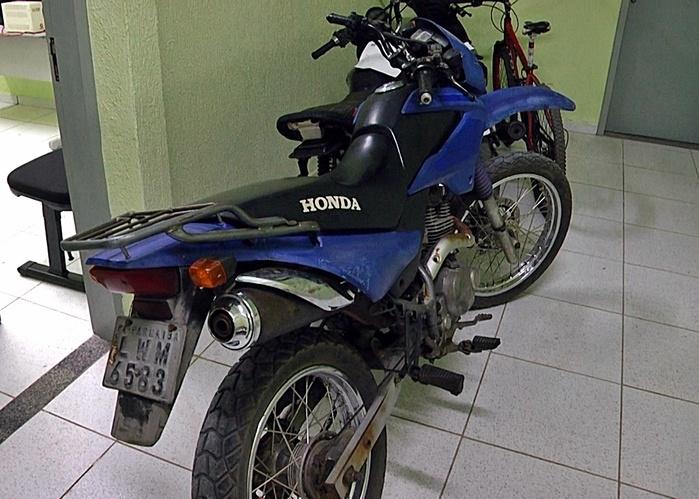 Moto roubada e recuperada pela Força Tática.  (Crédito: Kairo Amaral)
