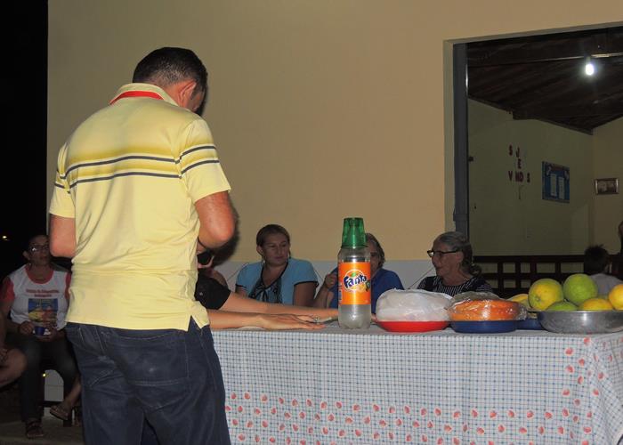 Eudes Martins, pagando a rosca que ele arrematou (Crédito: Edinardo Pinto )