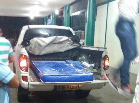 Um colchão foi utilizado para forrar a carroceria. (Crédito: Yuri Gomes)