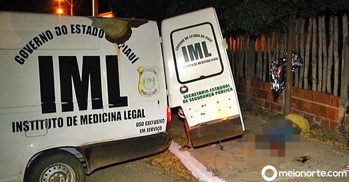 O corpo foi removido pelo IML. (Crédito: Kairo Amaral)