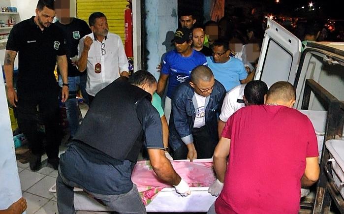 Corpo sendo removido. (Crédito: Kairo Amaral)