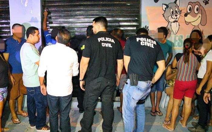 Delegacia de Homicídios chegando no local do crime. (Crédito: Kairo Amaral)