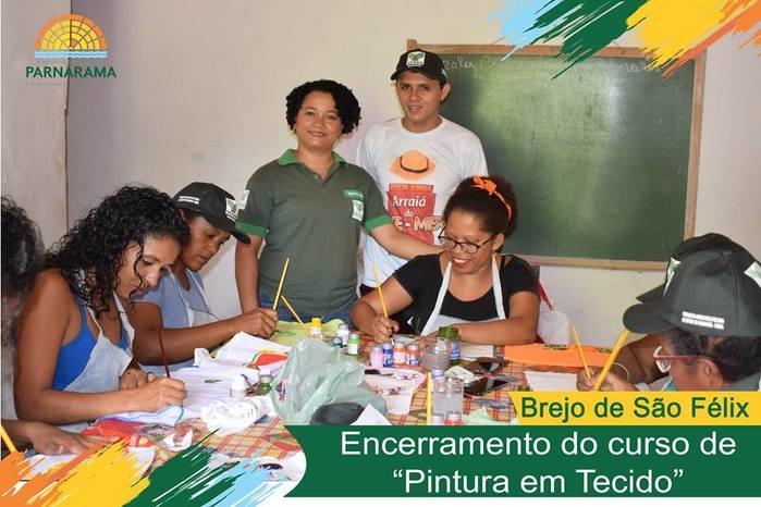Mulheres atenda no curso de Pintura em Tecidos (Crédito: Wagner Medeiros)