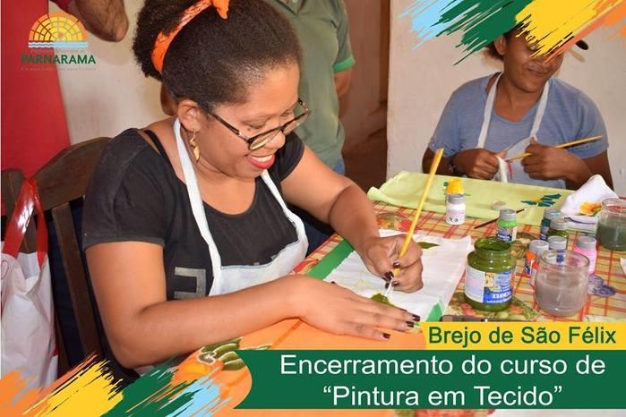 Aluna finalizando sua pintura (Crédito: Wagner Medeiros)