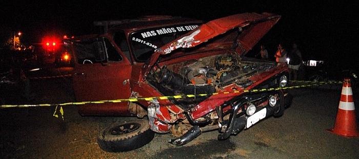 Caminhonete ficou totalmente destruída. (Crédito: Kairo Amaral)