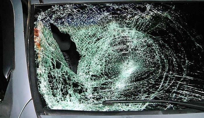 Manchas de sangue no para-brisa do veículo.  (Crédito: Kairo Amaral)