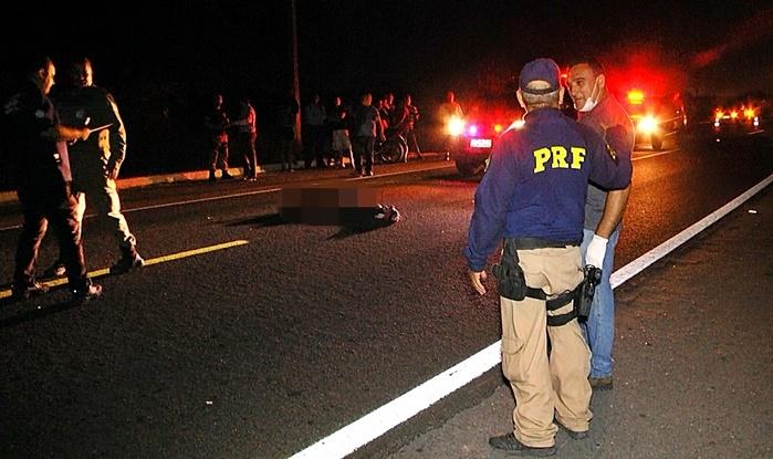 Corpo ficou caído no meio da rodovia.  (Crédito: Kairo Amaral)