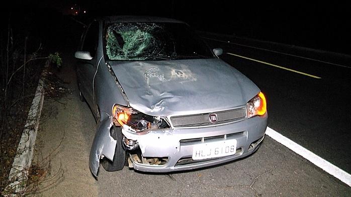 Carro que atropelou o pedestre.  (Crédito: Kairo Amaral)