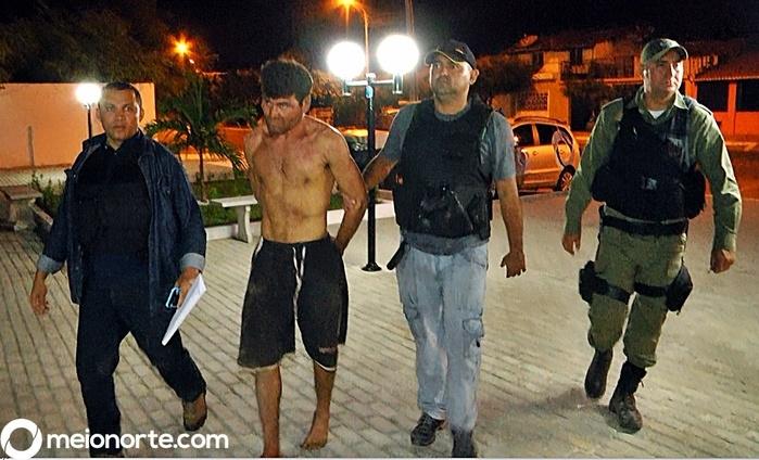 Acusado dando entrada na Central de Flagrantes. (Crédito: Kairo Amaral)