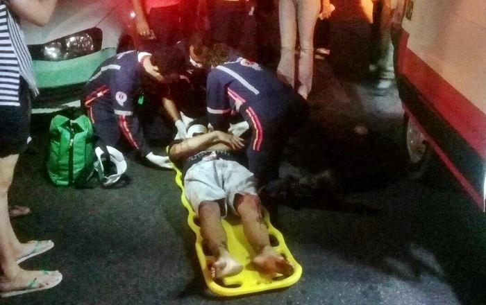 Tatuador Arthur Lopes sendo socorrido pelo SAMU. (Crédito: Gláucio Júnior)