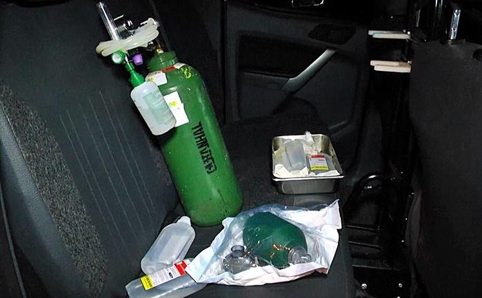 Balão de oxigênio e o material de trabalho dos enfermeiros dentro da viatura.  (Crédito: Kairo Amaral)