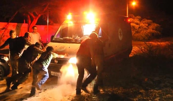 A ambulância atolou e os policiais tiveram que empurrar. (Crédito: Kairo Amaral)