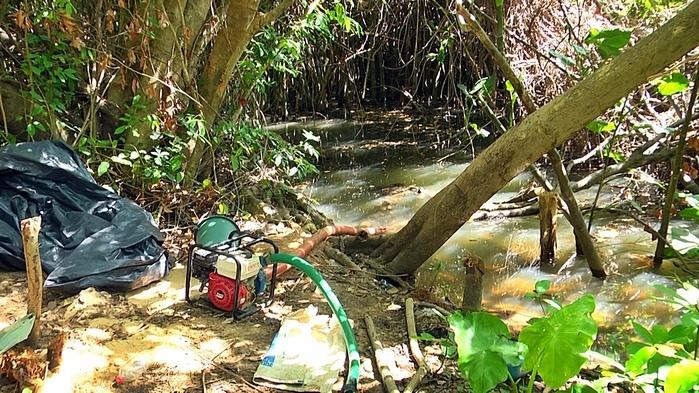 Água de um igarapé era bombeada. (Crédito: Kairo Amaral)