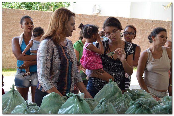 Famílias do Município de Inhuma recebem Cestas com Alimentos - Imagem 19