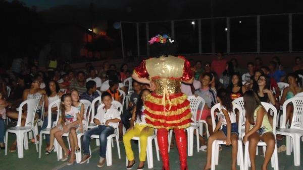Público marca presença em show de humor em Santo Inácio - Imagem 8