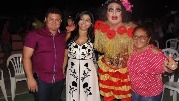 Público marca presença em show de humor em Santo Inácio - Imagem 18