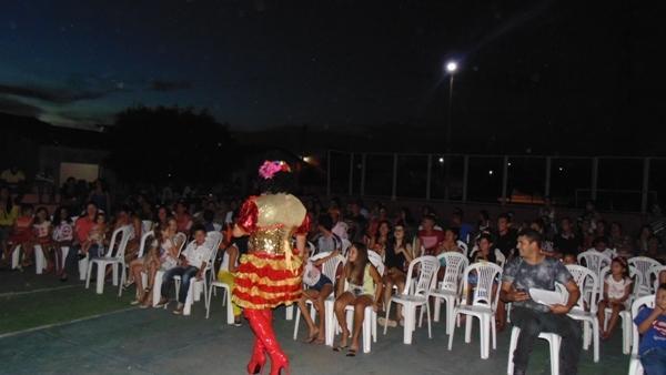 Público marca presença em show de humor em Santo Inácio - Imagem 6