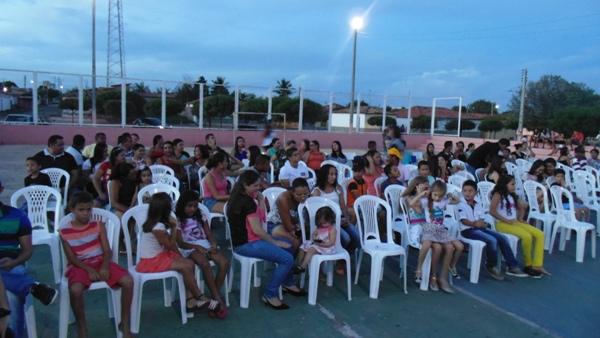 Público marca presença em show de humor em Santo Inácio - Imagem 1