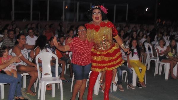 Público marca presença em show de humor em Santo Inácio - Imagem 11
