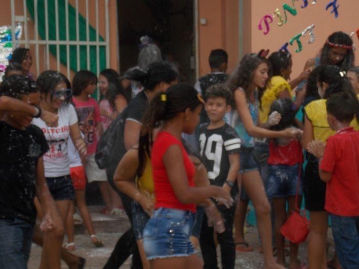 Jovens e crianças participam do tradicional carnaval do SCFV. - Imagem 27
