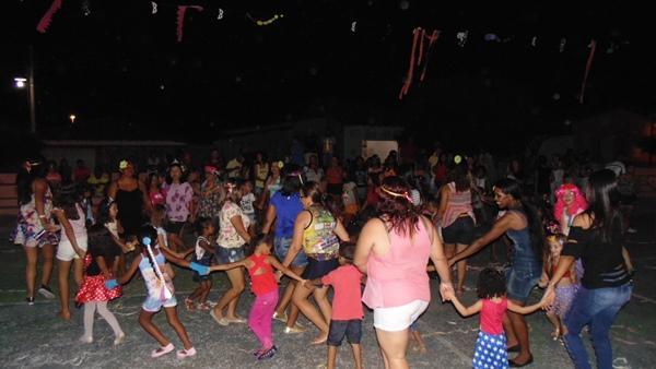 Crianças se divertem em matinê de Carnaval em Santo Inácio  - Imagem 17