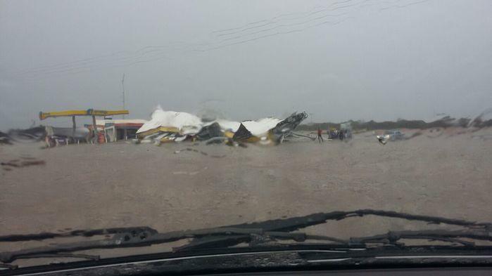 Posto de combustível tem estrutura destruída após ventanias em Del - Imagem 15