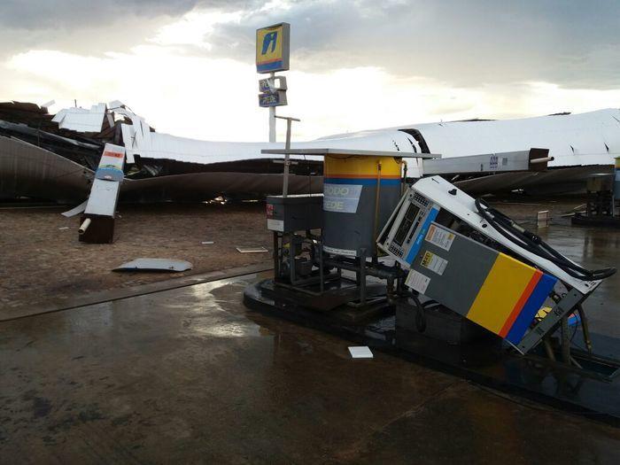 Posto de combustível tem estrutura destruída após ventanias em Del - Imagem 9
