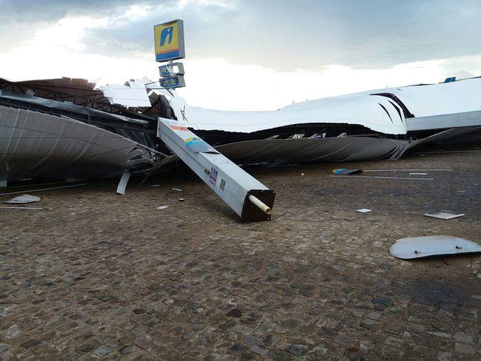 Posto de combustível tem estrutura destruída após ventanias em Del - Imagem 11