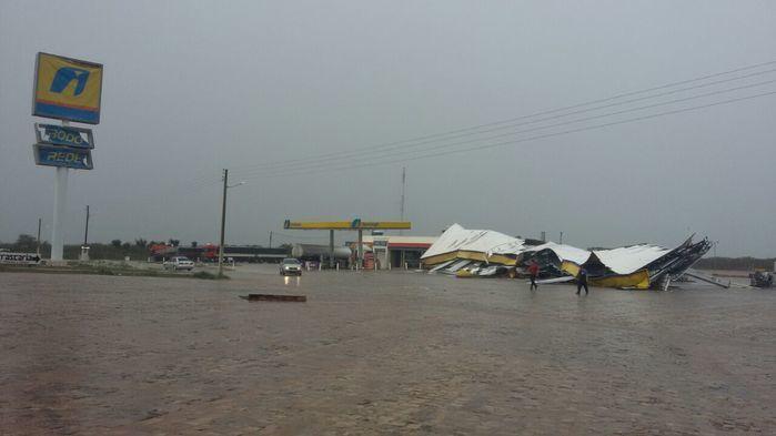 Posto de combustível tem estrutura destruída após ventanias em Del - Imagem 8