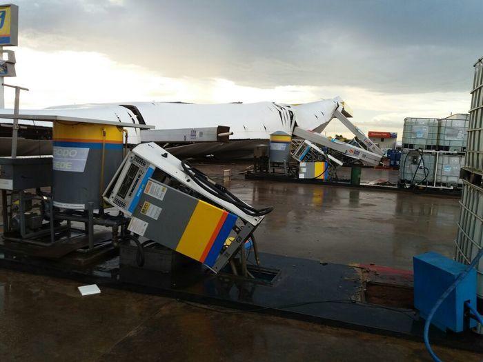Posto de combustível tem estrutura destruída após ventanias em Del - Imagem 13