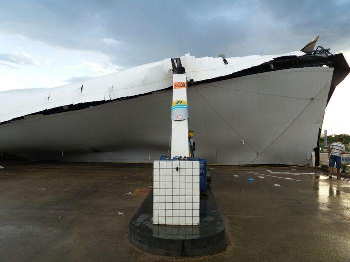 Posto de combustível tem estrutura destruída após ventanias em Del - Imagem 10