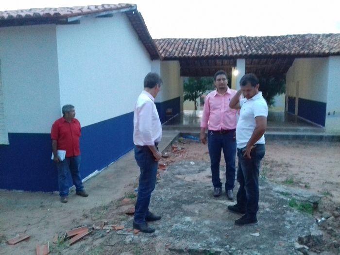 Prefeito Valmir Barbosa visita obras em andamento no município - Imagem 63