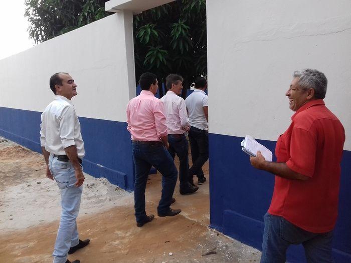 Prefeito Valmir Barbosa visita obras em andamento no município - Imagem 46