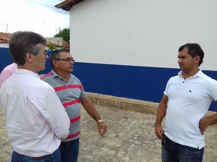 Prefeito Valmir Barbosa visita obras em andamento no município - Imagem 50