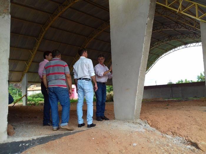 Prefeito Valmir Barbosa visita obras em andamento no município - Imagem 24