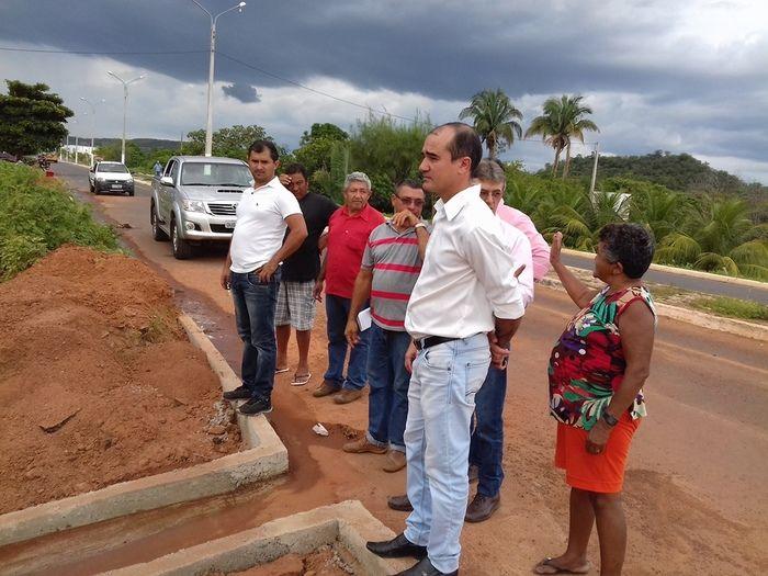Prefeito Valmir Barbosa visita obras em andamento no município - Imagem 36