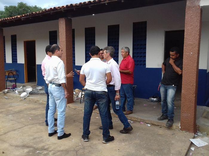 Prefeito Valmir Barbosa visita obras em andamento no município - Imagem 11