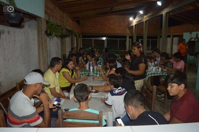 Jantar de aniversário da jovem Elaine. - Imagem 3